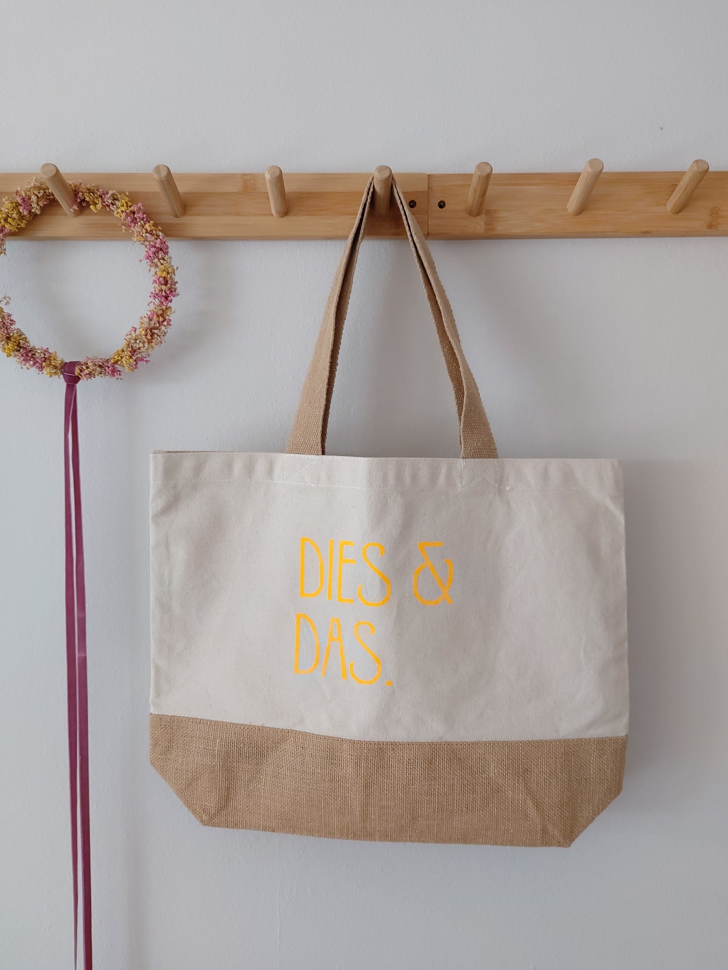 Jutetasche mit Neonaufschrift