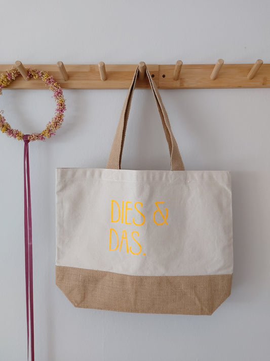Jutetasche mit Neonaufschrift